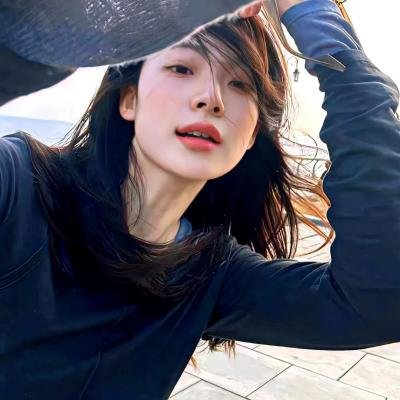 泳池里的男孩封面